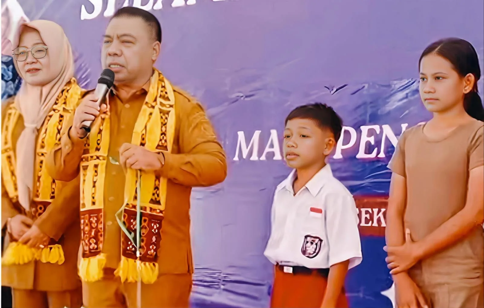 “Bupati Piet Hein Babua, Meresmikan Sekolah Rakyat Di Desa Kukumutuk, Kecamatan Kao, Kabupaten Halmahera Utara, Provinsi Maluku Utara”.